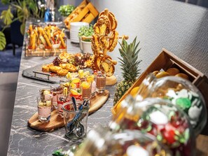 Een buffet met diverse gerechten en dranken.