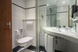 Ein modernes Badezimmer mit Toilette, Dusche und Waschbecken.
