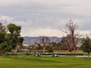 A golf course with a lake, trees, and mountains in the background. - WINTER ESCAPE- PET-FRIENDLY 3BD+OFFICE NEAR GOLF COURSES, RIVER AND CASINOS (Mohave Valley)