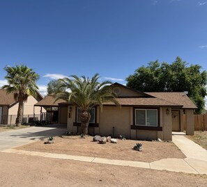 A residential house with a single-story design, a front porch, and a driveway. - WINTER ESCAPE- PET-FRIENDLY 3BD+OFFICE NEAR GOLF COURSES, RIVER AND CASINOS (Mohave Valley)