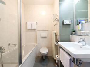 Un baño moderno con bañera, inodoro y lavamanos.