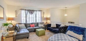 Living area - Spacious 5BR Home for Families & Groups (Fort Washington)