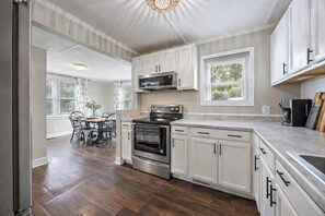 Private kitchen - Augusta Retreat Downtown, Medical & Masters (Augusta)