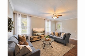 Living area - Augusta Retreat Downtown, Medical & Masters (Augusta)