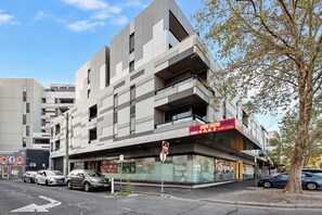 A modern building with a storefront for a jewelry store. - Modern 1-bedroom Apartment in the Heart of Footscray (Melbourne)