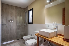 Ein modernes Badezimmer mit Dusche, Toilette und Waschbecken.