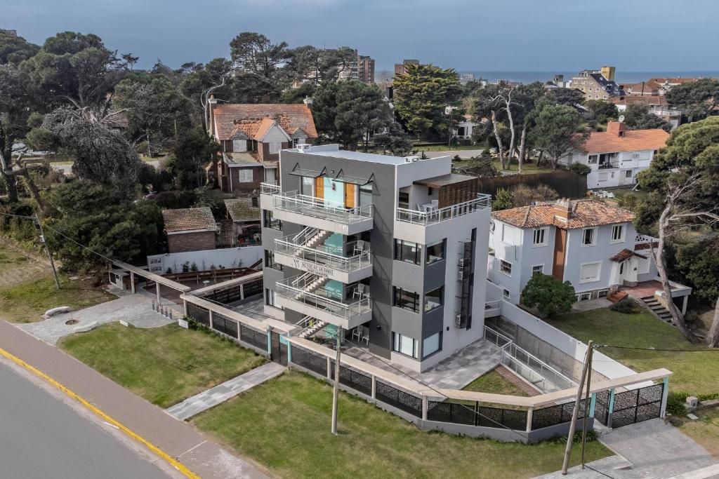 Un edificio residenziale a più piani con balconi, un garage e un vialetto.