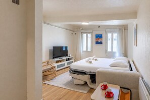 A hotel room with a bed, a TV, a desk, and a chair. - L' Azur du Mourillon 5 minutes from the beach - Welkeys (Toulon)