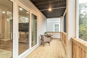 Outdoor dining - Free 6-Seat Golf Cart | Private Free Heated Pool | Walk to Beach | Sleeps 18 (Hilton Head Island)