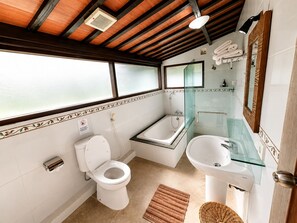 Une salle de bain comprenant des toilettes, une baignoire et un lavabo.