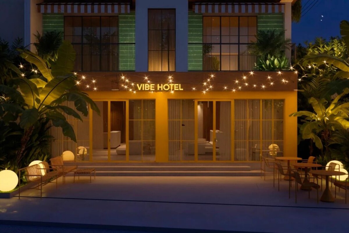 Un hotel con una facciata moderna, ampie finestre e un ingresso ben illuminato.