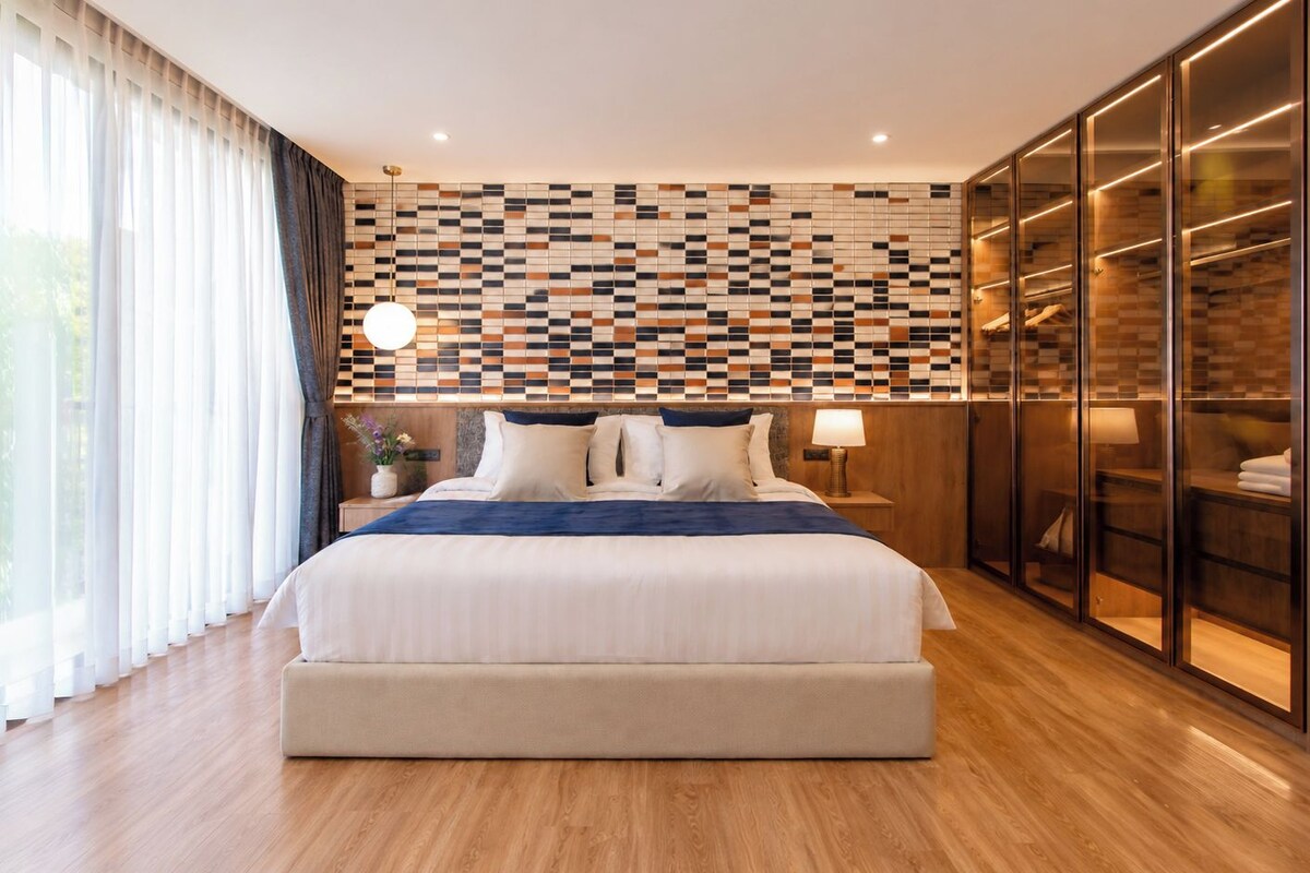 Tabla de planchar con plancha, wifi gratis y ropa de cama 