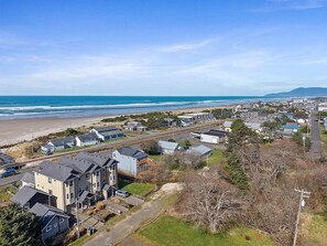 Ein Küstenwohngebiet mit Häusern, einem Strand und einer Straße, die zum Meer führt.