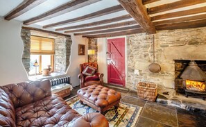 A cozy room with a stone fireplace, leather furniture, and exposed wooden beams. - Sleeps5-PetFriendly-CoalFire-Snowdonia (Dolgellau)