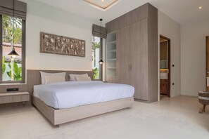 Ein modernes Schlafzimmer mit einem großen Bett, integrierten Regalen und Blick ins Freie.
