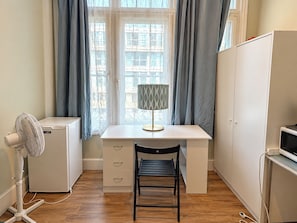 A room with a desk, chair, and a radiator. - East London Studio, Sleeps 2 with WiFi (London)
