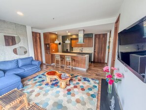 A modern living space with a sofa, a coffee table, and a rug. - El Retiro Deluxe Apartment Parking Forest View (Retiro)