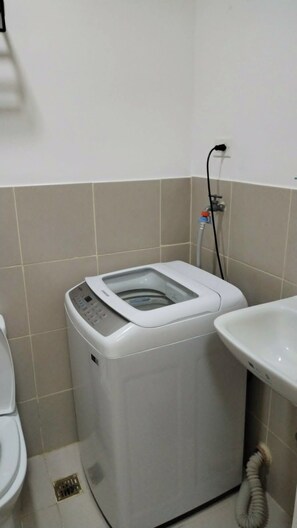 Bathroom - 2-bedroom condo in fantastic Las Piñas with cool AC (Las Piñas)