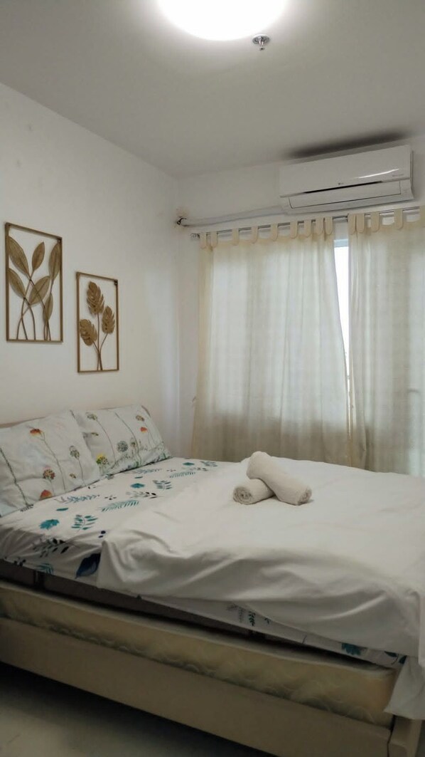 Room - 2-bedroom condo in fantastic Las Piñas with cool AC (Las Piñas)