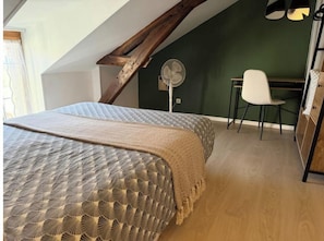 Room - Vrbo Property (Saint-Amand-Montrond)
