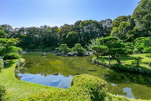 A serene landscape with a pond, lush greenery, and trees. - KOTONOHANA STAY | Near Ohori Park | Easy to Tenjin and Hakata | Kitchen Included (福岡市中央区荒戸)