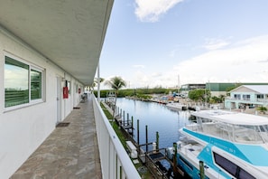 Marina - Canalfront 1BR condo with balcony, full kitchen, Wi-Fi, parking. (Marathon)