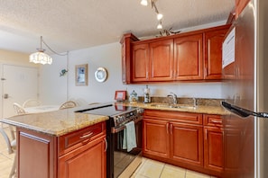 Private kitchen - Canalfront 1BR condo with balcony, full kitchen, Wi-Fi, parking. (Marathon)