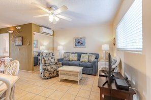 Living area - Canalfront 1BR condo with balcony, full kitchen, Wi-Fi, parking. (Marathon)