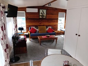 Living area - Water Brook 2 B/R Studio Apt Peacefull views of nature Flora n Fauna , Pukekos (Hamilton)