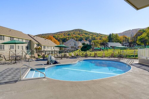 THE SLOPE slope-view Country Inn 1BR w/outdoor heated pool and jacuzzies