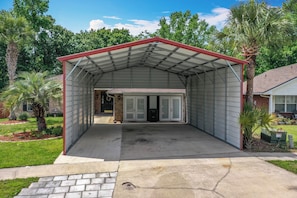 Un garage fermé, doté d’un toit en métal et d’un plancher en béton.