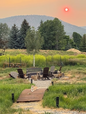 Eine Terrasse mit Gartenmöbeln, ein Holzboden und eine Katze.