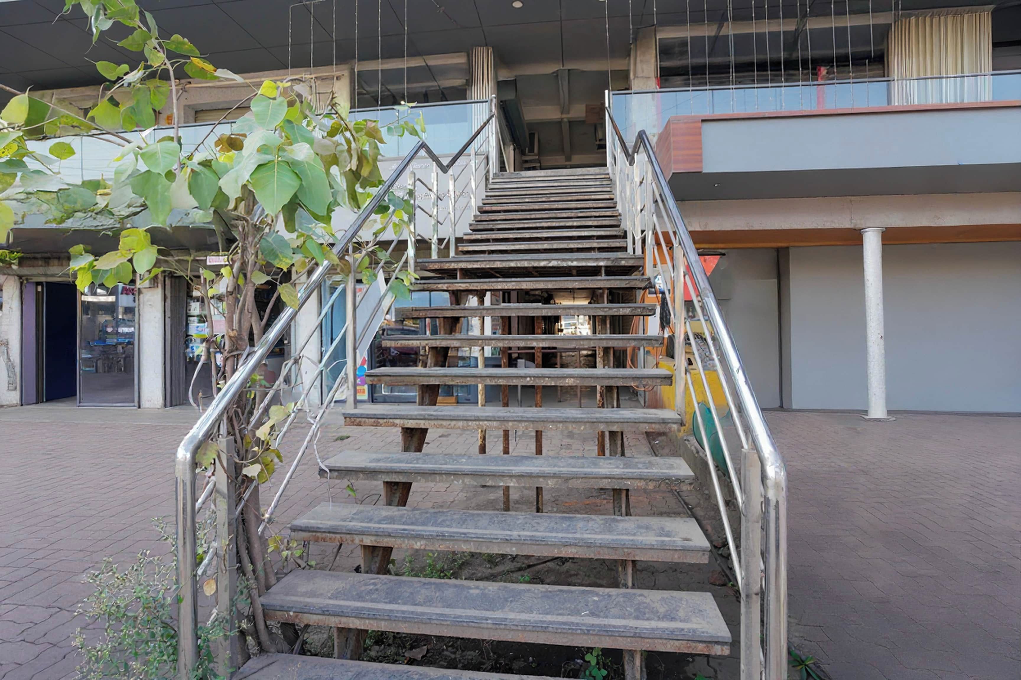 Una escalera con barandales de metal que conduce a un nivel superior de un edificio.