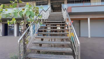 Una escalera con barandales de metal que conduce a un nivel superior de un edificio.