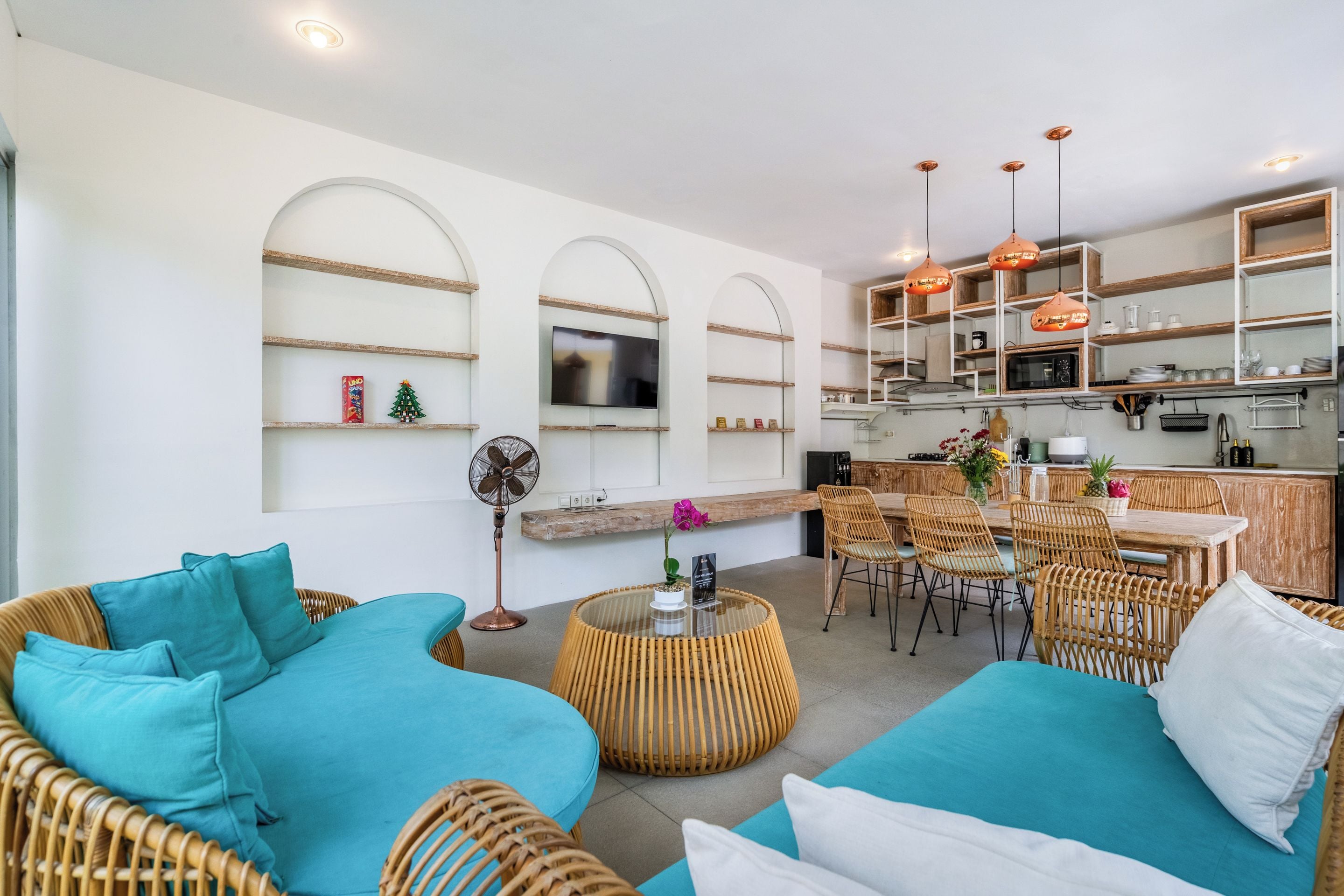 Un salon moderne avec un canapé, des fauteuils et un coin repas.