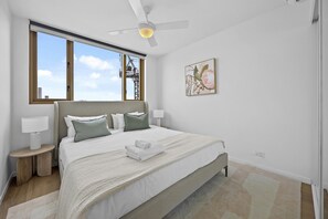 Wake up to beautiful city views from this bright and relaxing queen bedroom. - Walk to King St & RBWH | Parking (Bowen Hills)