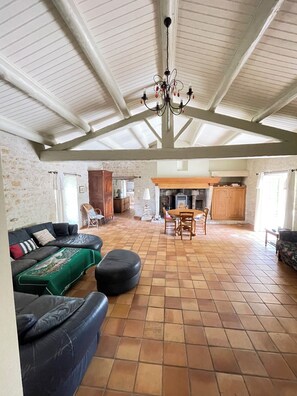Unclassified image, 5 of 17, button - Vrbo Property (Saint-Pierre-d'Oléron)