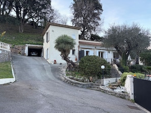 A two-story building with a driveway leading to a garage. - Family home with a terrace in a quiet neighborhood in Pégomas (Pégomas)