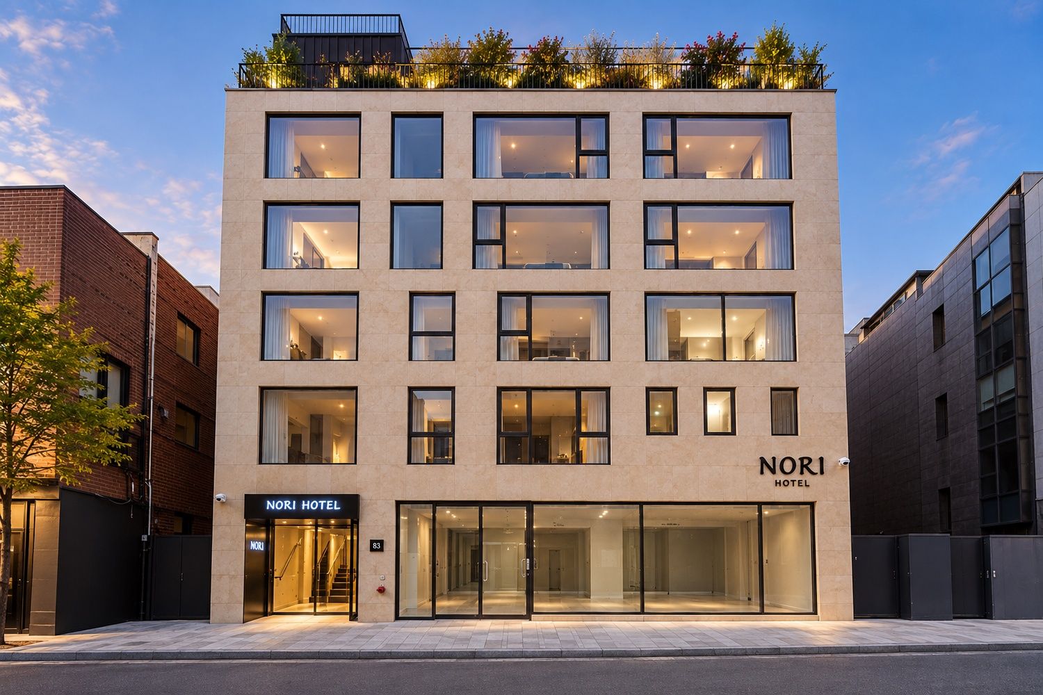Un hôtel moderne avec une façade en verre, de nombreux étages et un jardin sur le toit.