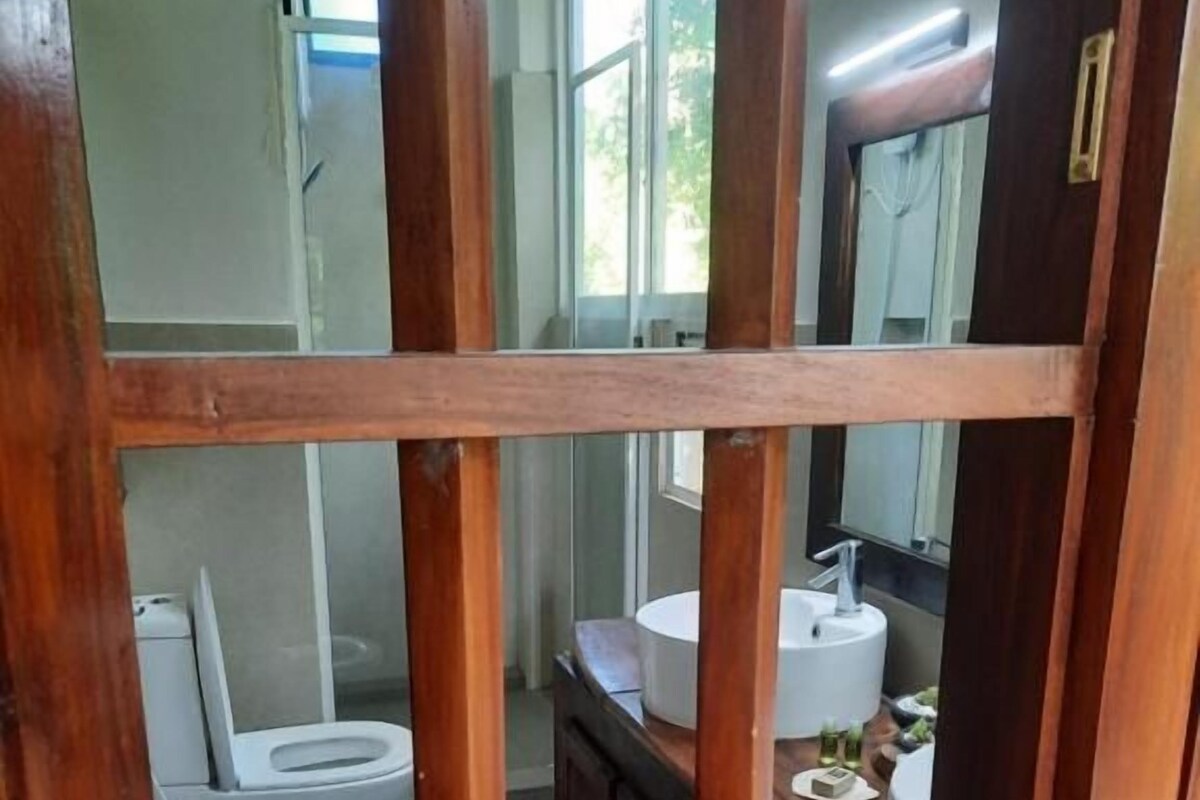 Villa | Badezimmer | Dusche, kostenlose Toilettenartikel, Haartrockner, Handtücher