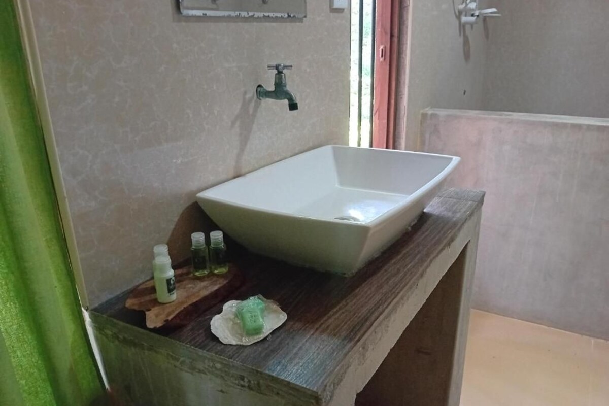 Deluxe Double Room | Bathroom | Shower, free toiletries, hair dryer, towels