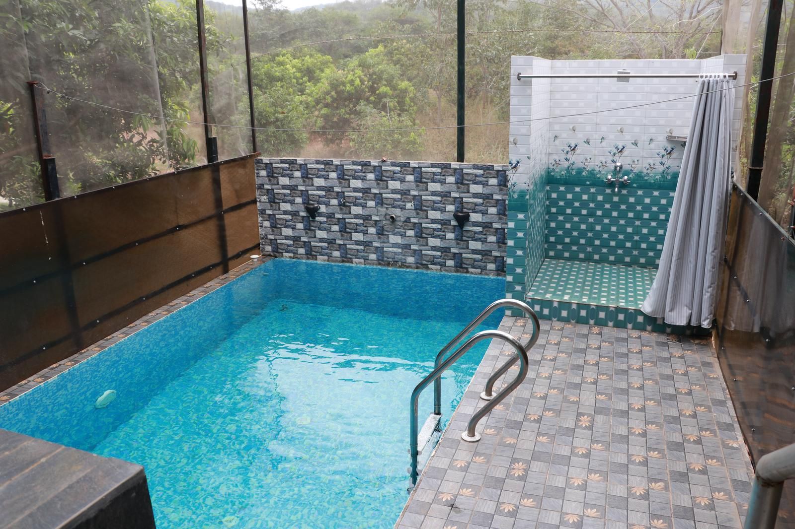 En swimmingpool med en mur av sten och en glasvägg som omsluter den.