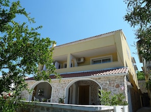 A two-story building with a stone facade, a tiled roof, and a balcony. - Apartments Milena (Murter-Kornati)