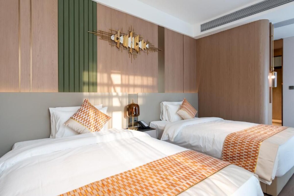 Superior-Zweibettzimmer, Stadtblick | Betten mit Memory-Foam-Matratzen, kostenlose Minibar, Schreibtisch