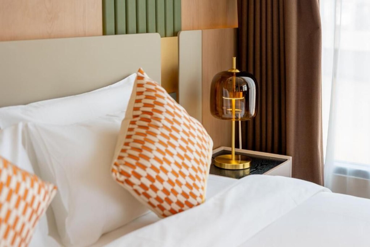 Deluxe-Einzelzimmer, Stadtblick | Betten mit Memory-Foam-Matratzen, kostenlose Minibar, Schreibtisch