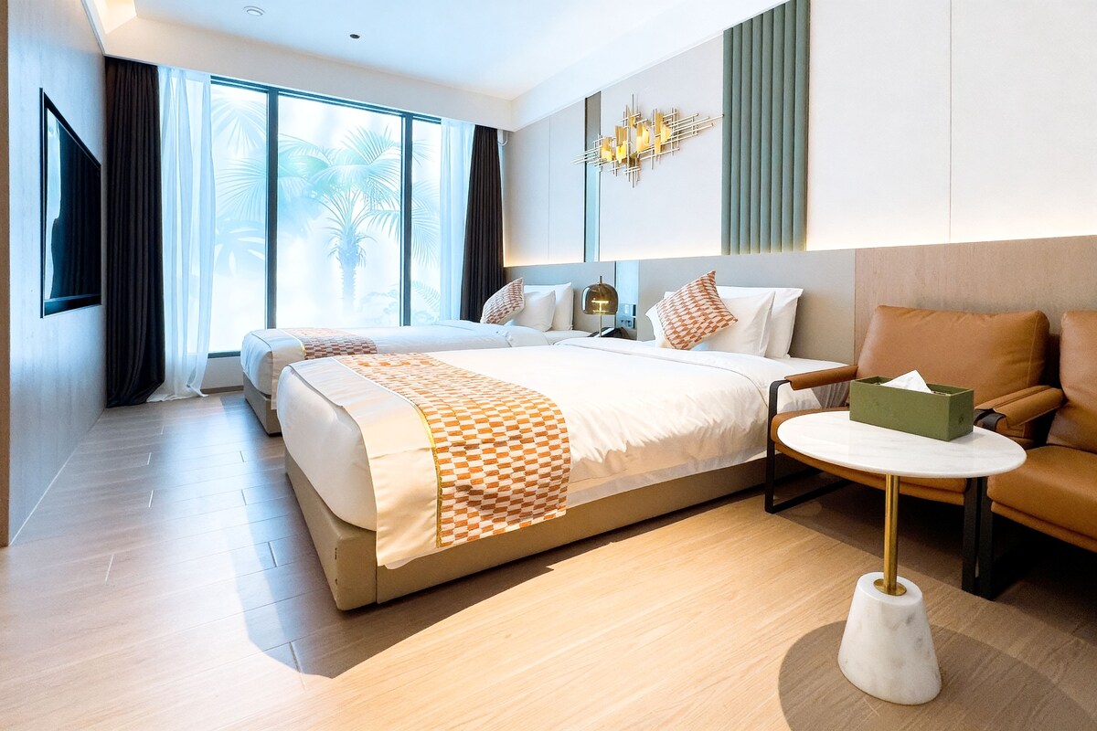 Standard-Zweibettzimmer, 2 Doppelbetten | Betten mit Memory-Foam-Matratzen, kostenlose Minibar, Schreibtisch