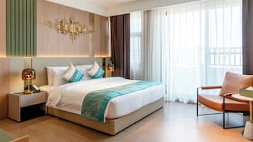 Habitación de hotel con una cama grande, mesitas de noche, una silla y vistas al exterior a través de cortinas translúcidas.