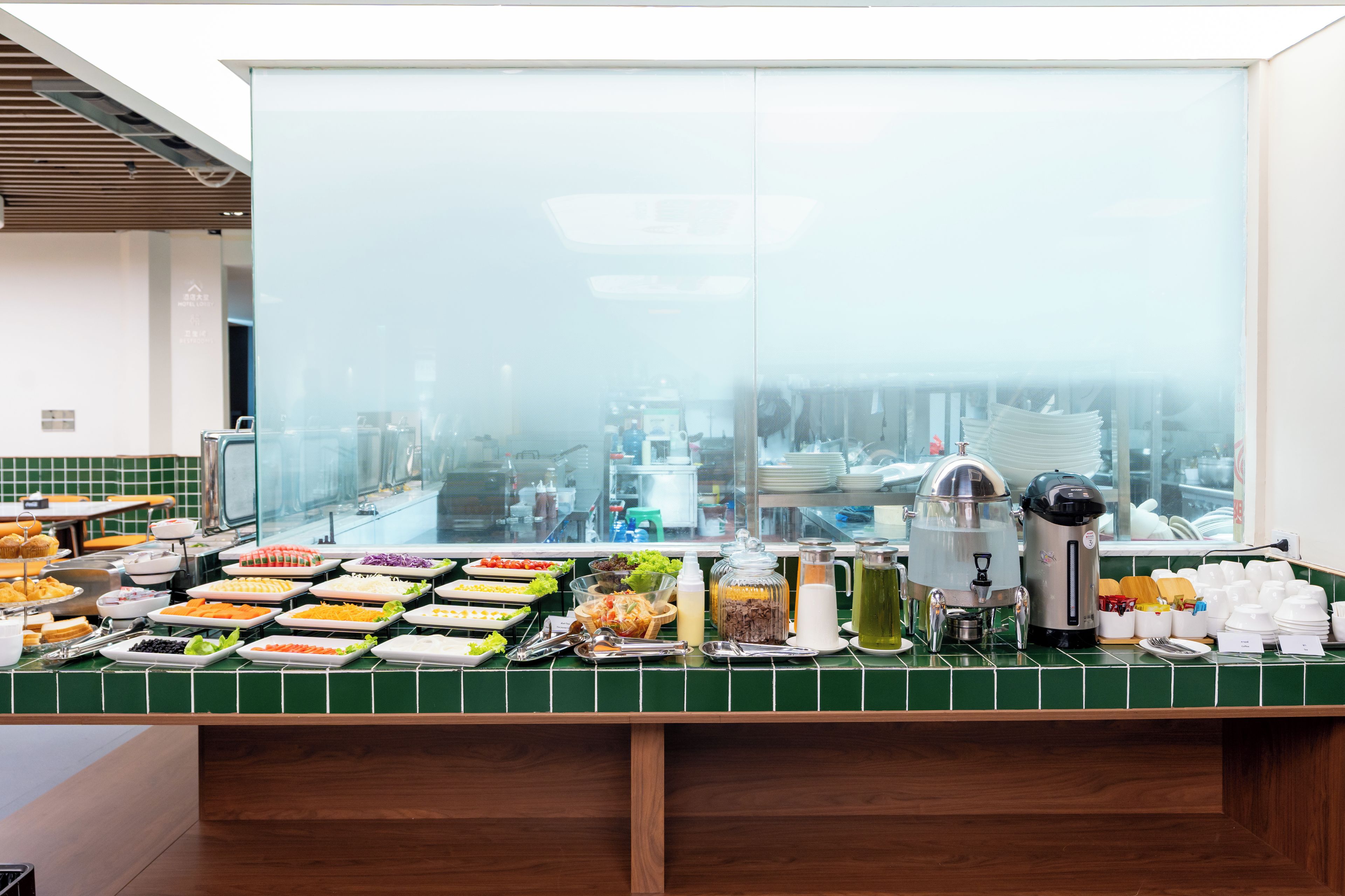 Ein reichhaltiges Buffet mit verschiedenen Speisen und einer Kaffeestation.