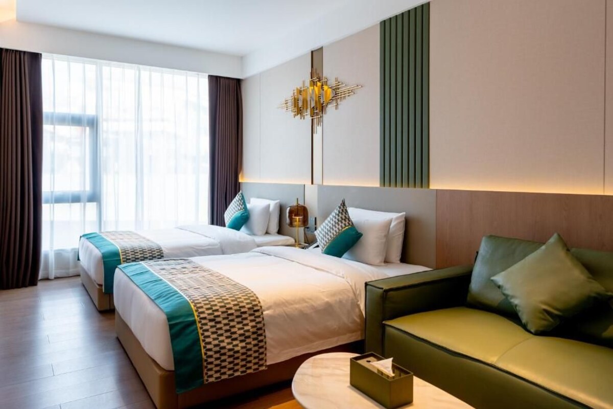 Superior-Zweibettzimmer, Stadtblick | Betten mit Memory-Foam-Matratzen, kostenlose Minibar, Schreibtisch
