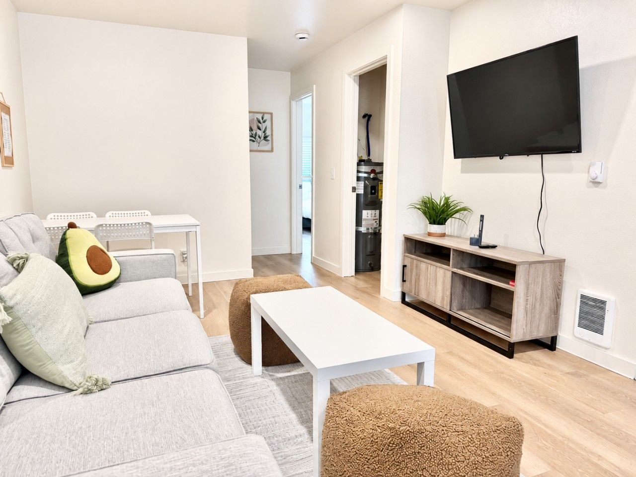 Una sala de estar moderna con sofá, mesa de centro y televisor.